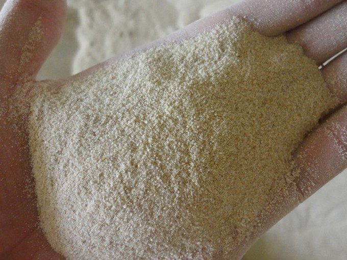 抽样检测生产出的保温材料石英砂